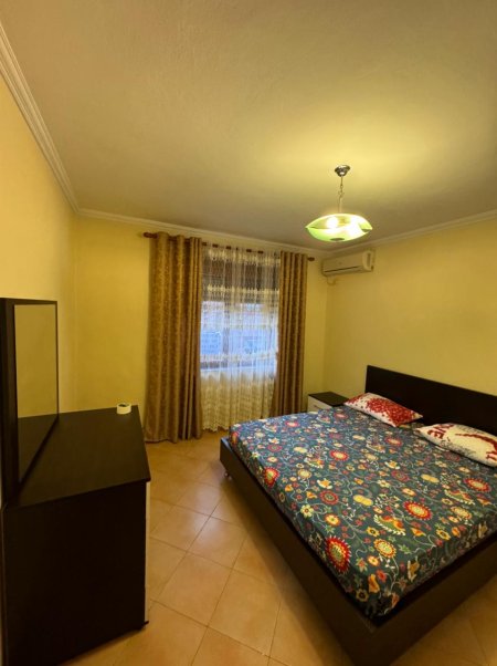 Jepet me qera Apartamenti 2+1 500 euro , rr. Muhamet Gjollesha prane Neranxit.