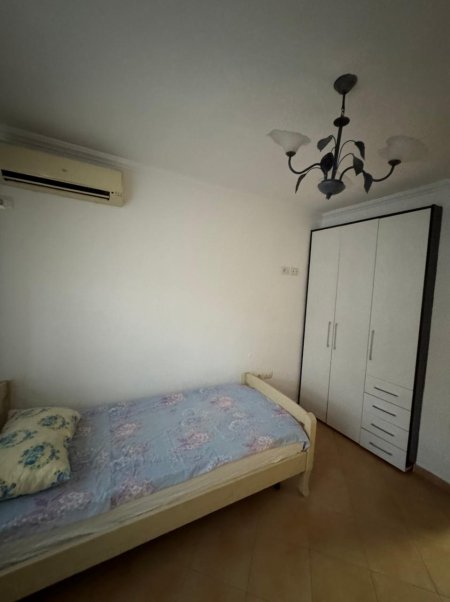 Jepet me qera Apartamenti 2+1 500 euro , rr. Muhamet Gjollesha prane Neranxit.