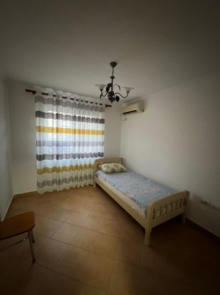 Jepet me qera Apartamenti 2+1 500 euro , rr. Muhamet Gjollesha prane Neranxit.