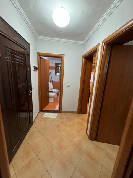 Jepet me qera Apartamenti 2+1 500 euro , rr. Muhamet Gjollesha prane Neranxit.