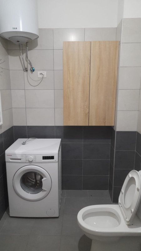 Jepet me qera Apartamenti 1+1 350 euro , Perballe Spitalit Amerikan 3.