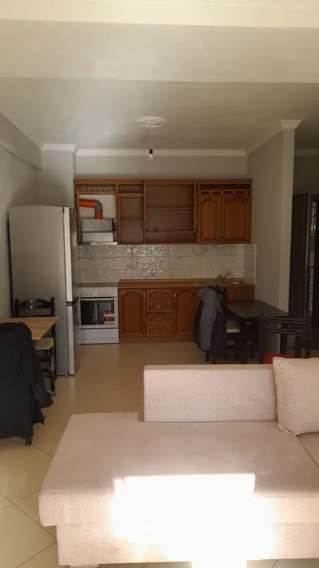 Jepet me qera Apartamenti 1+1 350 euro , Perballe Spitalit Amerikan 3.