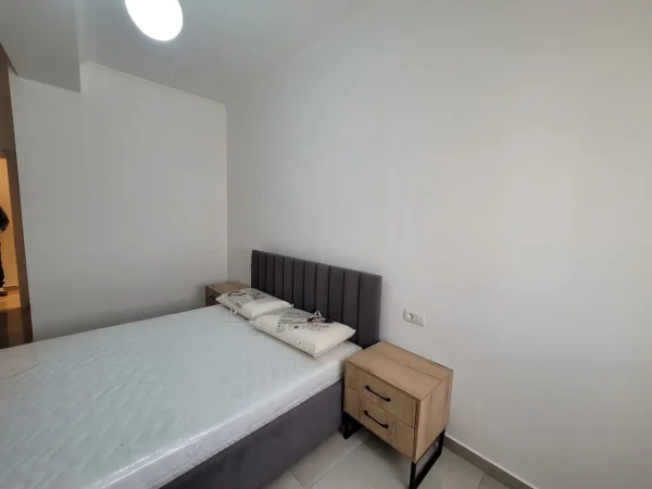 Jepet me qera Apartamenti 1+1 500 euro , Astir prane Ozone.