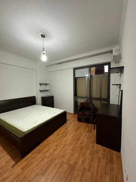 Jepet me qera Apartamenti 1+1 e pershtatur ne 2+1 450 euro , rr, Kavajes prane Policise Bashkiake.