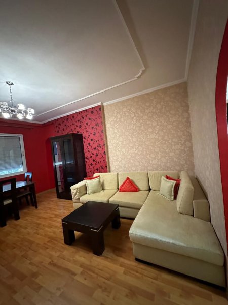 Jepet me qera Apartamenti 1+1 e pershtatur ne 2+1 450 euro , rr, Kavajes prane Policise Bashkiake.