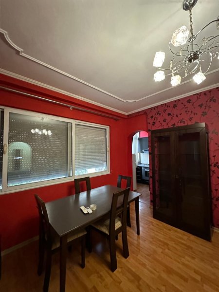 Jepet me qera Apartamenti 1+1 e pershtatur ne 2+1 450 euro , rr, Kavajes prane Policise Bashkiake.