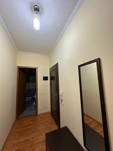 Jepet me qera Apartamenti 1+1 e pershtatur ne 2+1 450 euro , rr, Kavajes prane Policise Bashkiake.