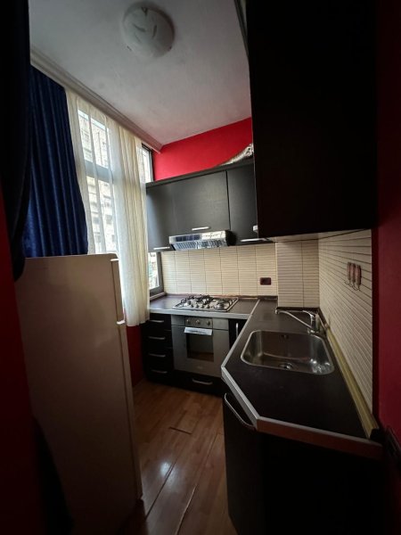 Jepet me qera Apartamenti 1+1 e pershtatur ne 2+1 450 euro , rr, Kavajes prane Policise Bashkiake.