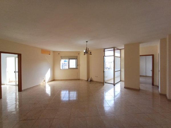 Shitet Apartament 2+1 tek Rr. e Barrikadave