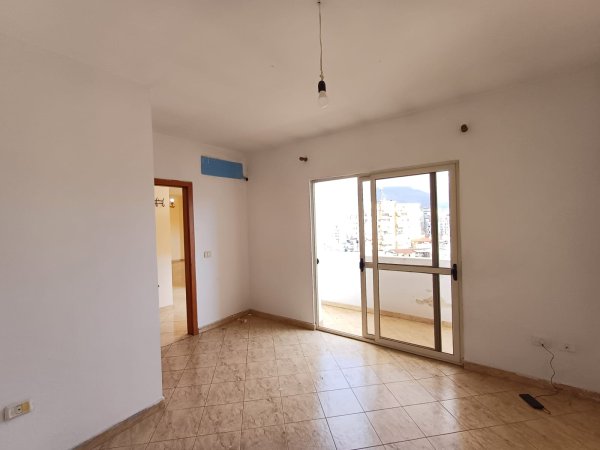 Shitet Apartament 2+1 tek Rr. e Barrikadave