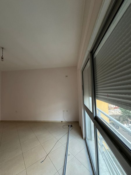 Jepet me qera Apartamenti 2+1 350 mije leke Bosh, rruga 5 Maj Concord Center.