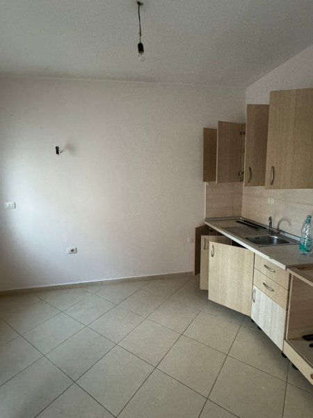 Jepet me qera Apartamenti 2+1 350 mije leke Bosh, rruga 5 Maj Concord Center.