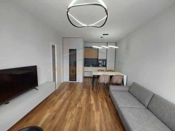 Qera, Apartament 2+1+2+2 Poste Parkimi, Pazari I Ri, Tiranë. 1000 EURO