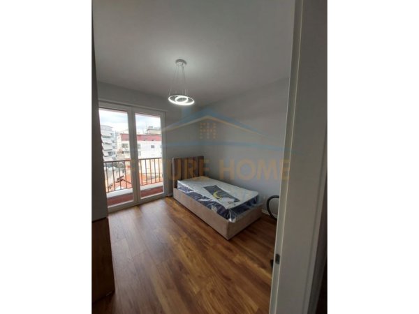 Qera, Apartament 2+1+2+2 Poste Parkimi, Pazari I Ri, Tiranë. 1000 EURO