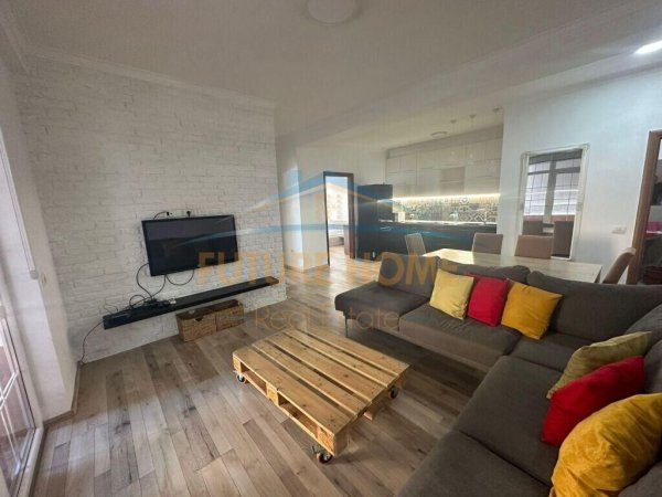 Shitet , Apartament 2+1+2 , Fresk  , Tirane