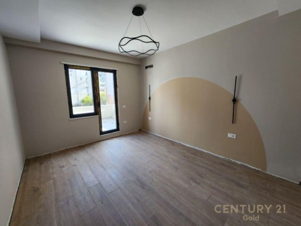 APARTAMENT 2+1+2+Verande TEK PAZARI I RI ,240 000 euro