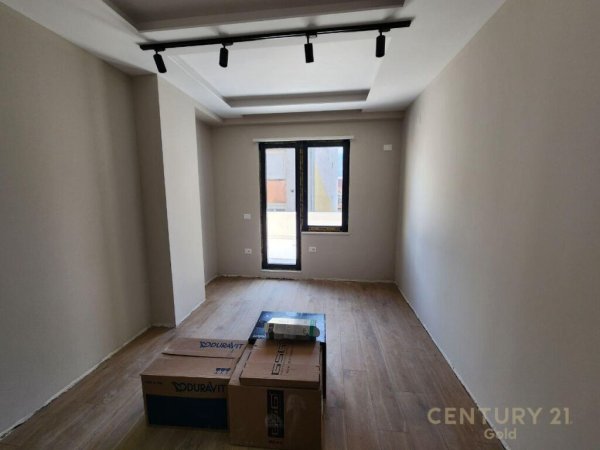 APARTAMENT 2+1+2+Verande TEK PAZARI I RI ,240 000 euro