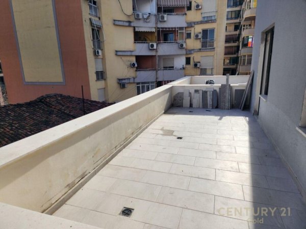 APARTAMENT 2+1+2+Verande TEK PAZARI I RI ,240 000 euro