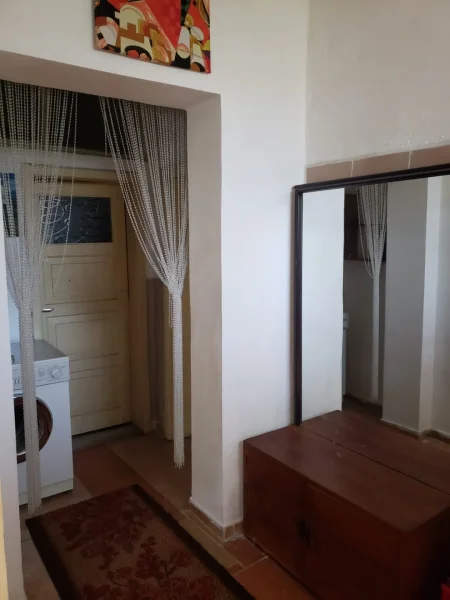 Jepet me qera shtepi 1+1 300 euro , rruga Dritan Hoxha prane Universitetit Zonja e Keshillit te Mire.