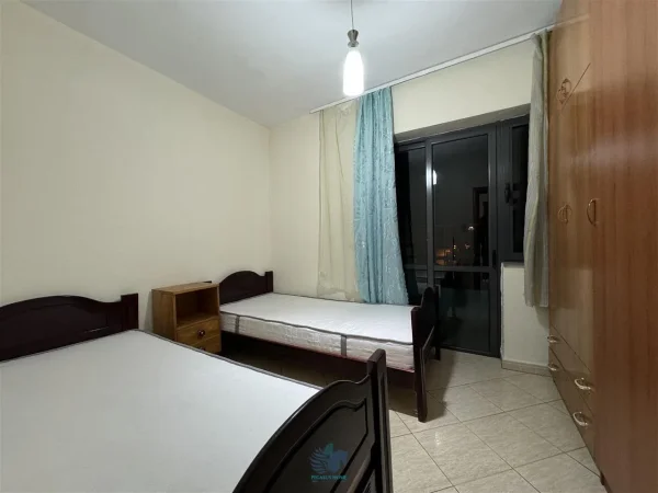 Jepet Me Qera Apartament 3+1 Tek Rruga Bardhyl [ID PE031]