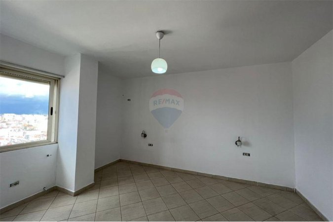 Shitet apartament 2+1 te rr. Kavajes!