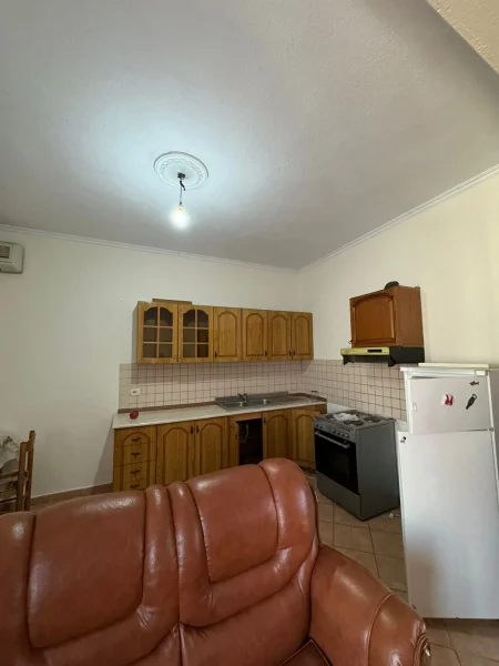 Jepet me qera apartamenti 1+1 350 mije leke , prane Viles Gold (rr. Ibrahim Buzhiqi).