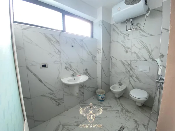 Shitet Apartament• Mundesi ideale shfrytzimi per biznes
• Kati 1 Banim i Dyti nga toka ne rruge kryesore me shume levizje
🏡Drejtoria Policis Durres🏡