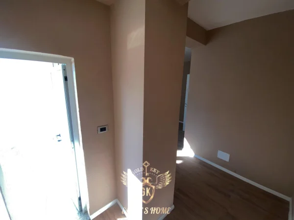 Shitet Apartament• Mundesi ideale shfrytzimi per biznes
• Kati 1 Banim i Dyti nga toka ne rruge kryesore me shume levizje
🏡Drejtoria Policis Durres🏡