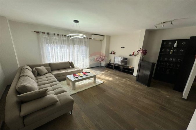 Apartament 2+1+2 me qira tek Kristal Center!