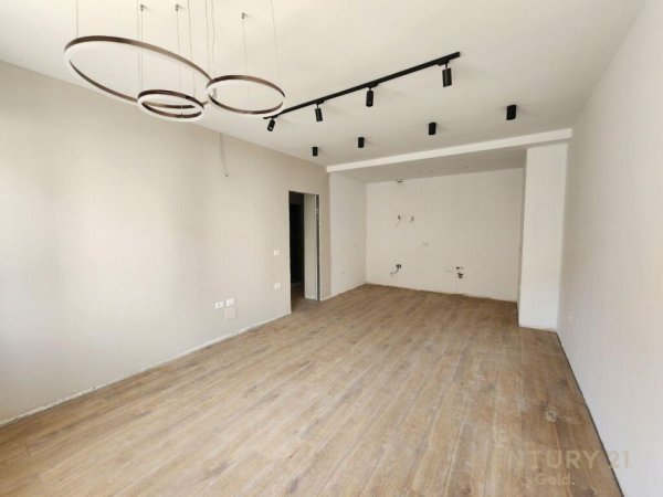 PAZARI I RI, SHITET APARTAMENT 2+1+2+VERANDE!!