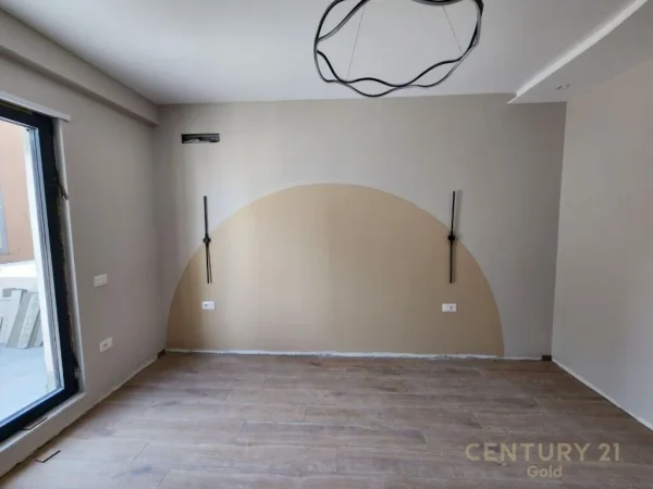 PAZARI I RI, SHITET APARTAMENT 2+1+2+VERANDE!!