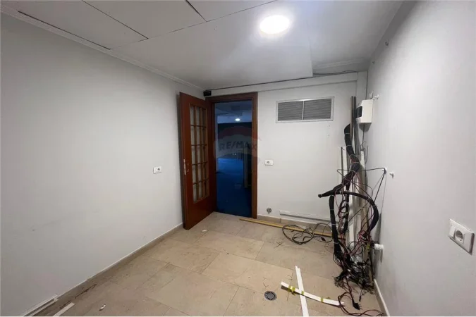 Jepet ambient biznesi me qera ne Bllok te Libri Universitar, 2500 euro