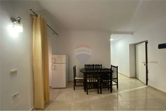 Jepet me qera 1 + 1 apartamtn ne Myslym Shyri  400 euro