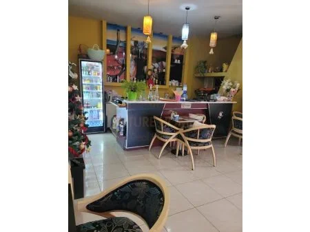 Shitet, Njesi, Rruga Çerçiz Topulli, prane Rruges se Barrikadave, Tirane.  AREA37982