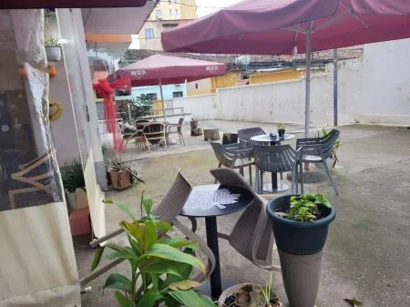 Shitet, Njesi, Rruga Çerçiz Topulli, prane Rruges se Barrikadave, Tirane.  AREA37982