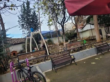 Shitet, Njesi, Rruga Çerçiz Topulli, prane Rruges se Barrikadave, Tirane.  AREA37982