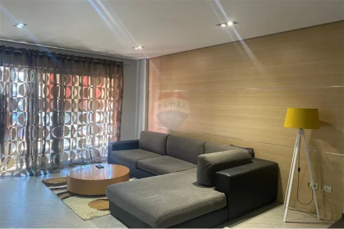 Apartament ne shitje, komuna e parisit   118,000 euro