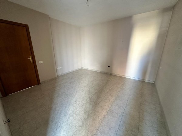 Shitet Apartament ne Tirane 2+1+2