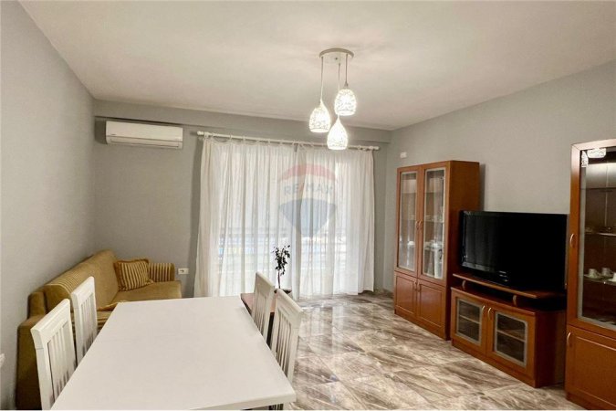 Apartament 1+1 me qera, Komuna e Parisit