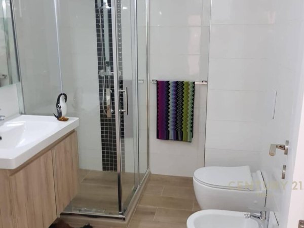 QIRA, APARTAMENT 2+1+POST PARKIMI, 21 DHJETORI !!