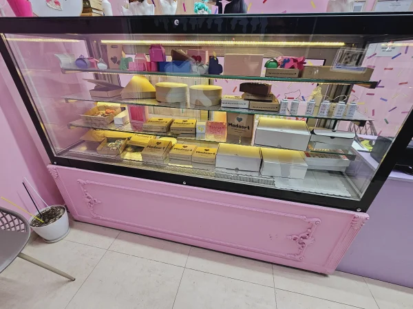 Frigorifer ekspozitor per pasticeri