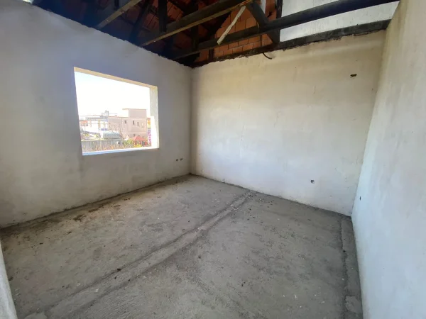 SHTEPI PRIVATE NE SHITJE NE KAMEZ