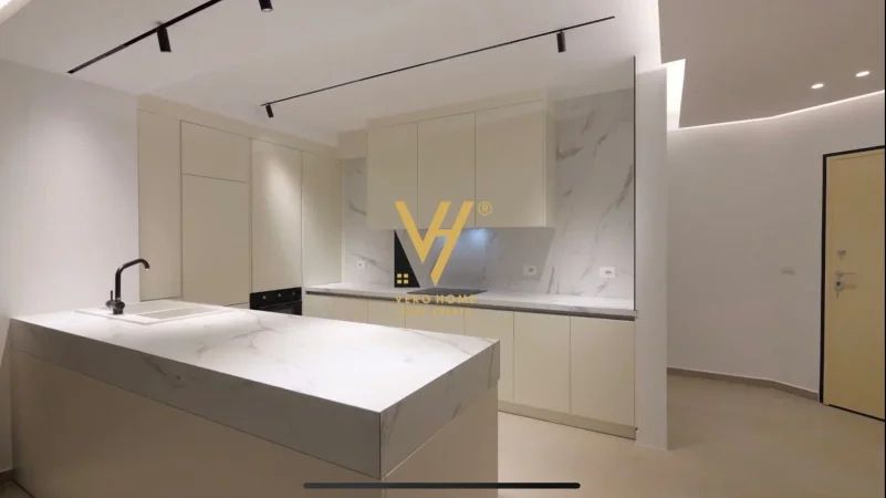 SHITET PENTHOUSE 365 M2 NE SARANDE 700.000 EURO