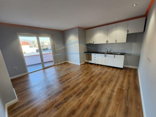 Shitet, Apartament 2+1, 21 Dhjetori, Tiranë.