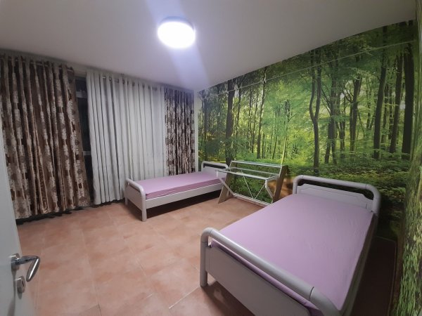 Jepet me qera apartament 2+1 te stacioni i trenit