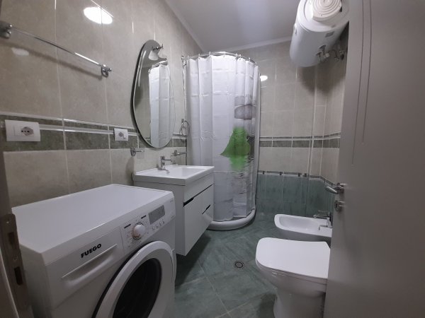 Jepet me qera apartament 2+1 te stacioni i trenit