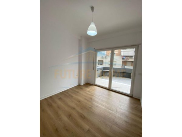 Shitet, Apartament 2+1+2, Komuna e Parisit