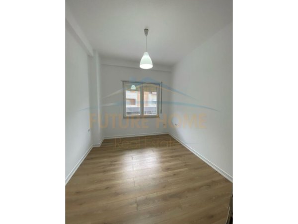 Shitet, Apartament 2+1+2, Komuna e Parisit