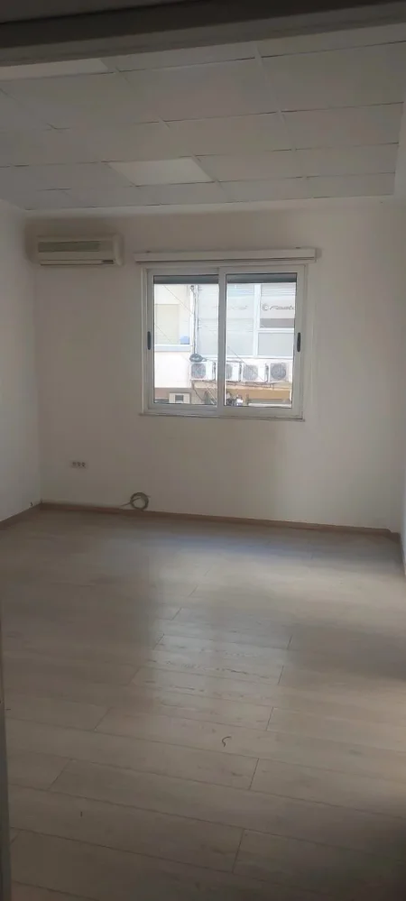 Ambjent biznesi me qera tek Rr. Barrikadave 700 euro