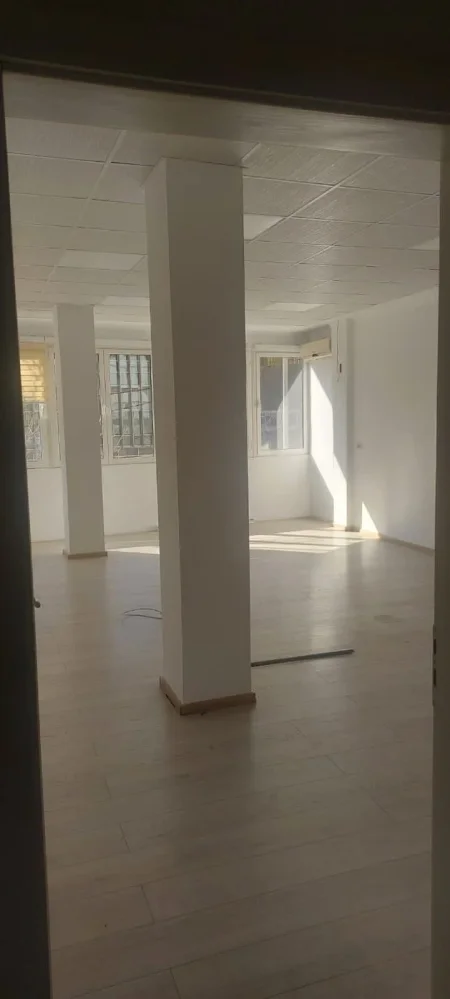 Ambjent biznesi me qera tek Rr. Barrikadave 700 euro